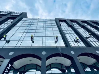 Inspecting a glass facade using ropes for access