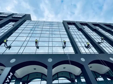 Inspecting a glass facade using ropes for access