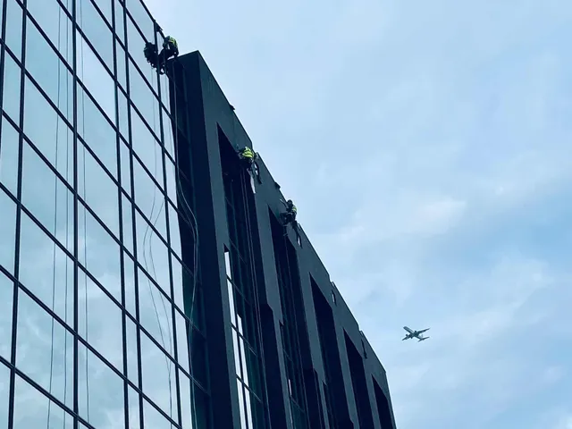 Usings ropes to access a glass facade for inspection