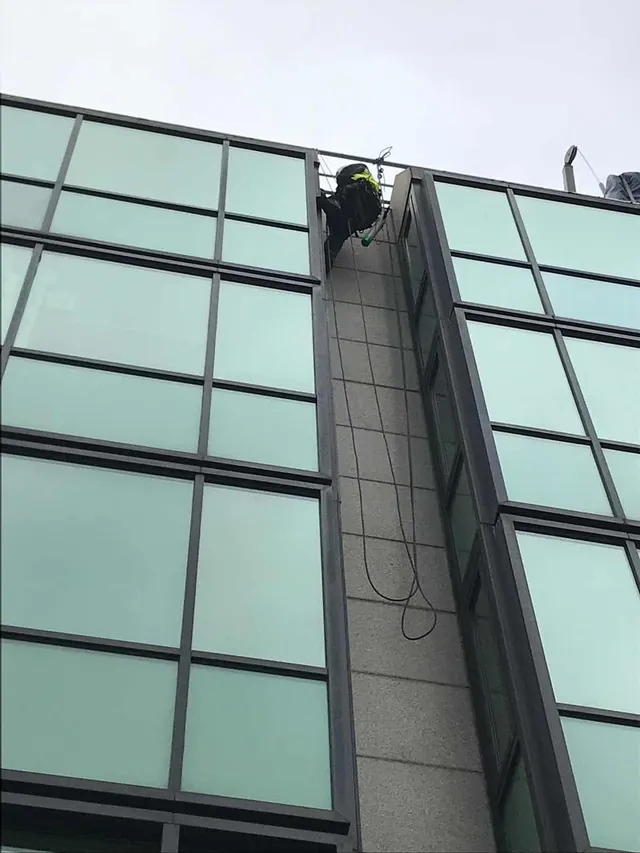 Accessing high-level glazing to repair