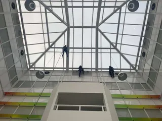 Using ropes to inspect glazing