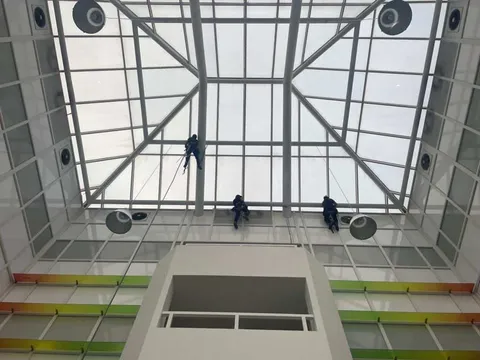 Using ropes to inspect glazing