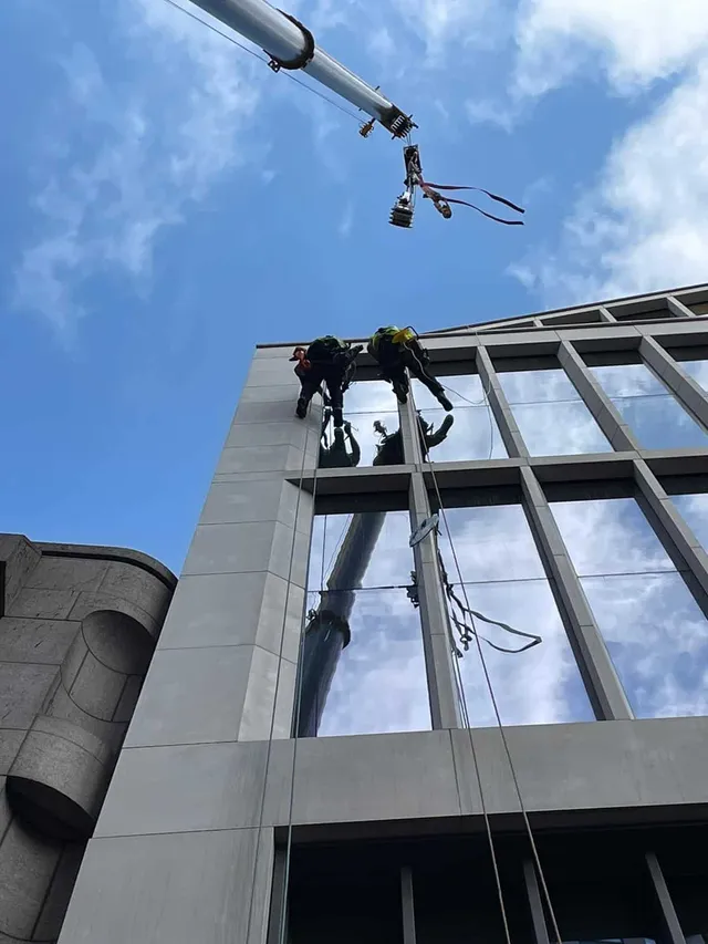 Usiung a crane and ropes to replace high-level glass