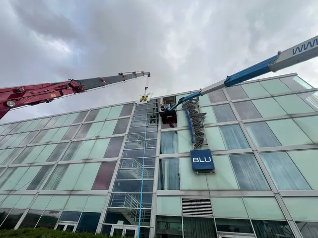 Hotel glazing crane