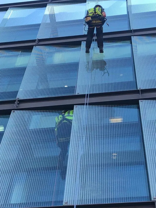 Using ropes to survey glazing