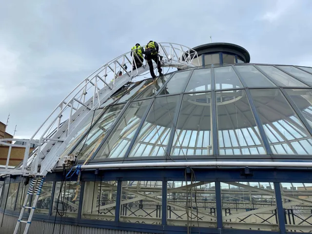 Fixing atrium glazing