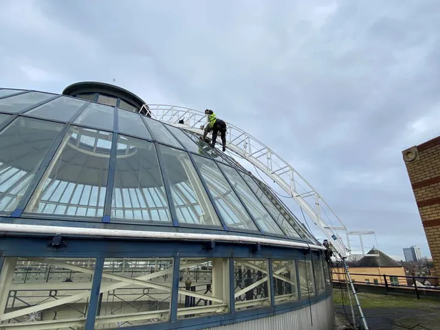 Performing maintenance work on atrium glazing