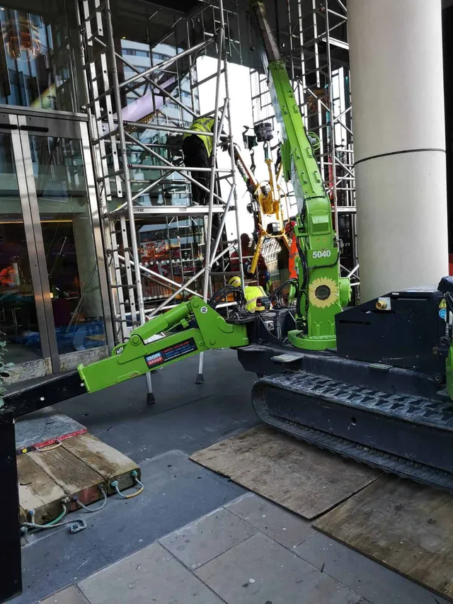 Using a machine to stabilise oversized glass during replacement